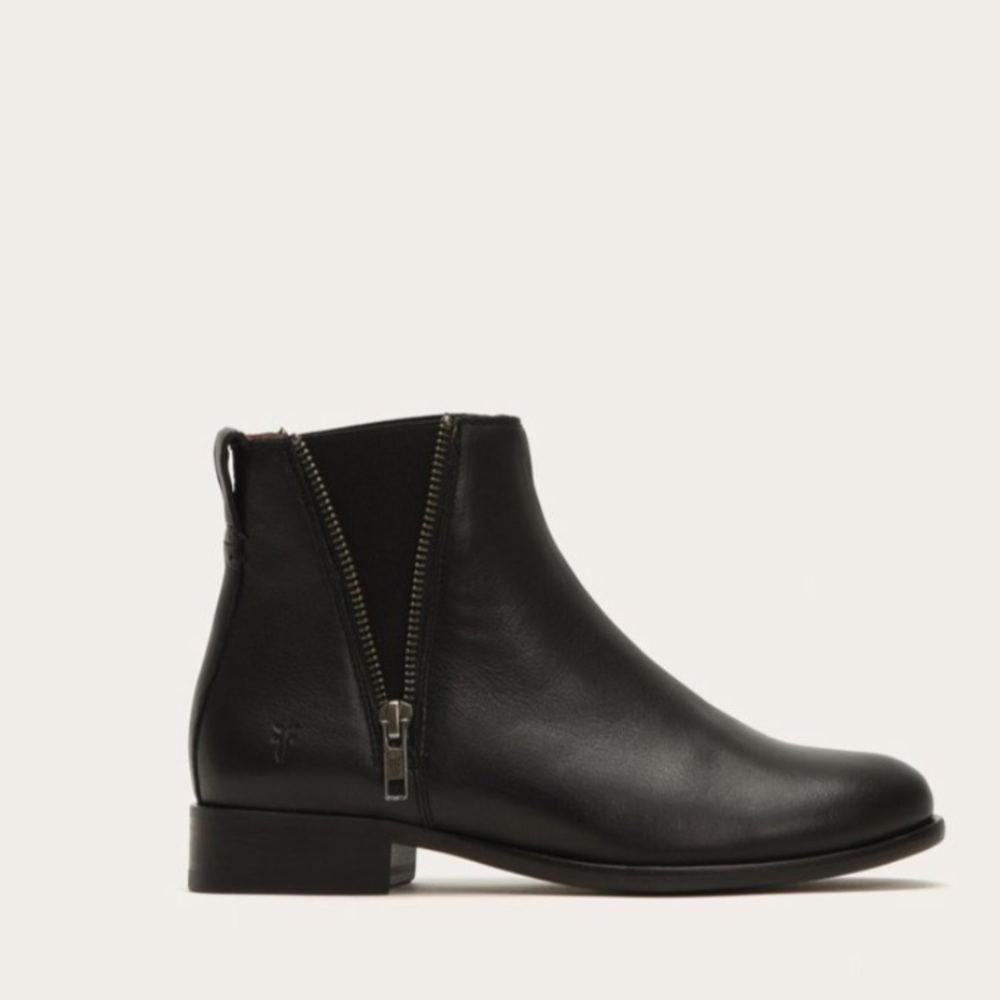 Frye Women’s Carly ZIP Chelsea Boot